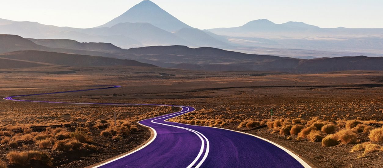 Estrada longa com paisagem árida ao fundo